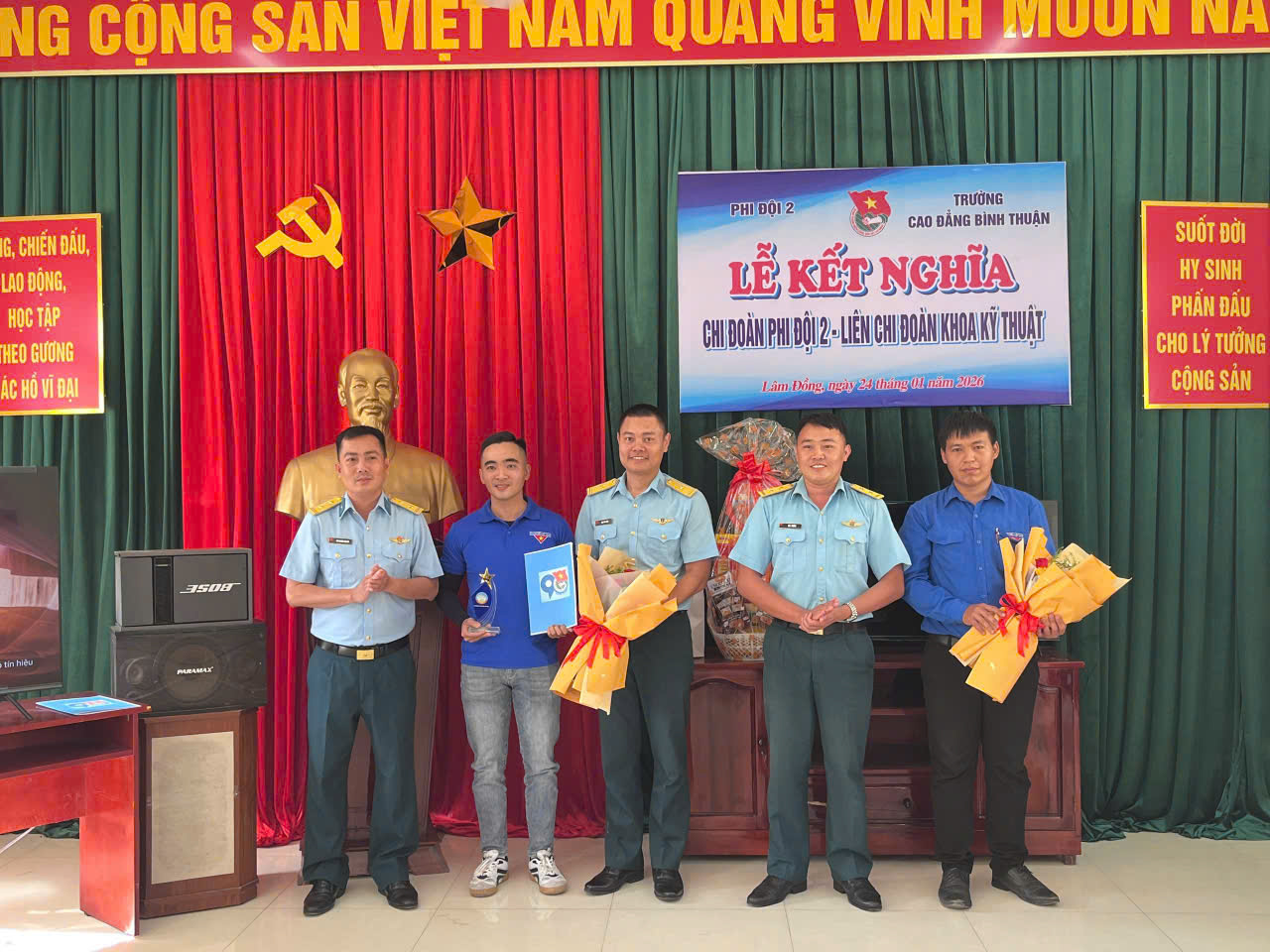 Liên Chi đoàn Khoa Kỹ thuật giao lưu kết nghĩa với Chi đoàn Phi đội 2 – Trung đoàn Không quân 920