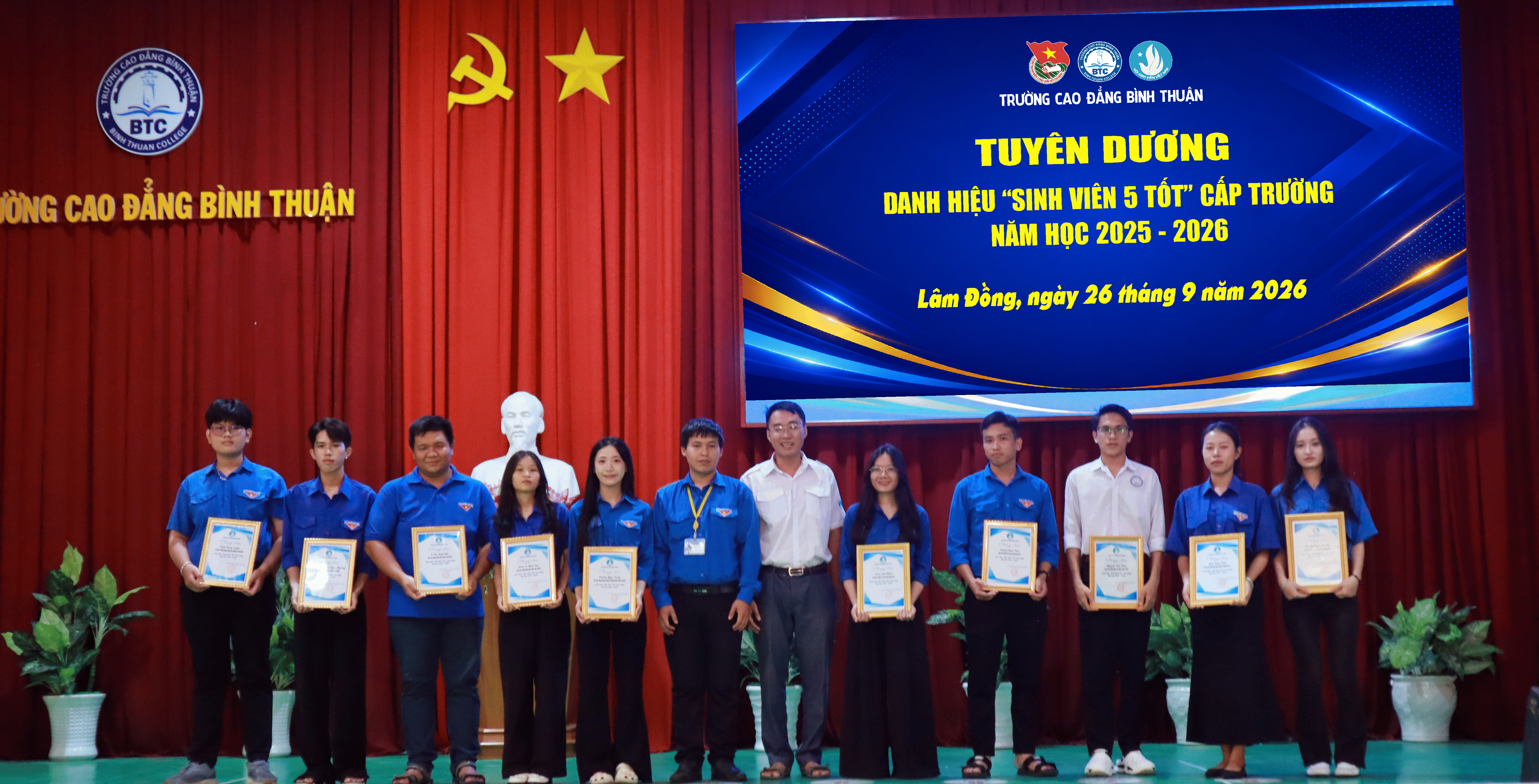 Tuyên dương danh hiệu “Học sinh 3 rèn luyện” và “Sinh viên 5 tốt” cấp trường năm học 2025 - 2026.